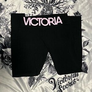VS Victoria Sport black leggings.